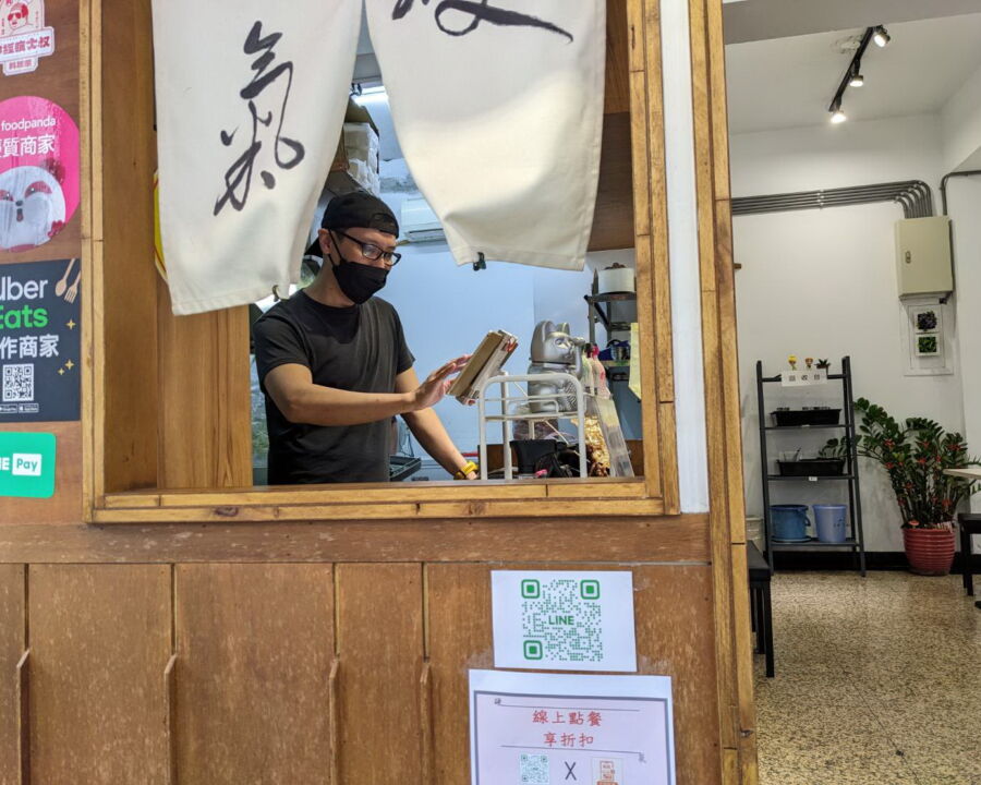 圖/「硬氣哥」早午餐店老闆阿南笑說,「幸好勞工局的創業補助支持,及專業顧問經驗分享與指導,穩定經營外,也期待未來能夠擴大餐飲事業的版圖」。(圖/新北市政府勞工局提供)