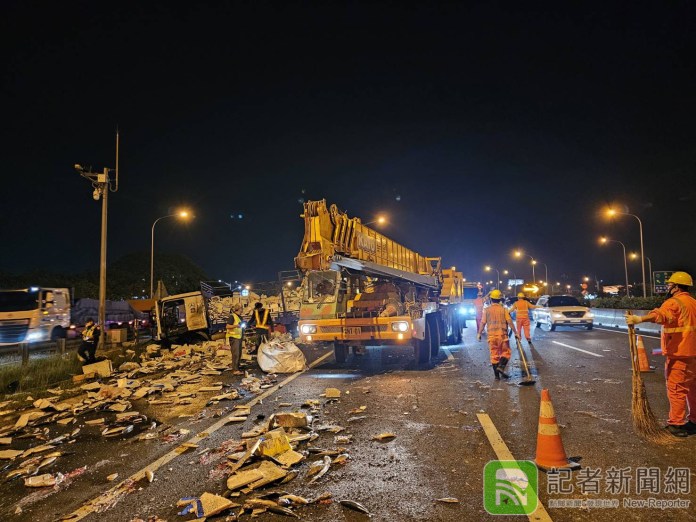 大貨車國道爆胎越過分隔島 整車魚貨散落國道南北向