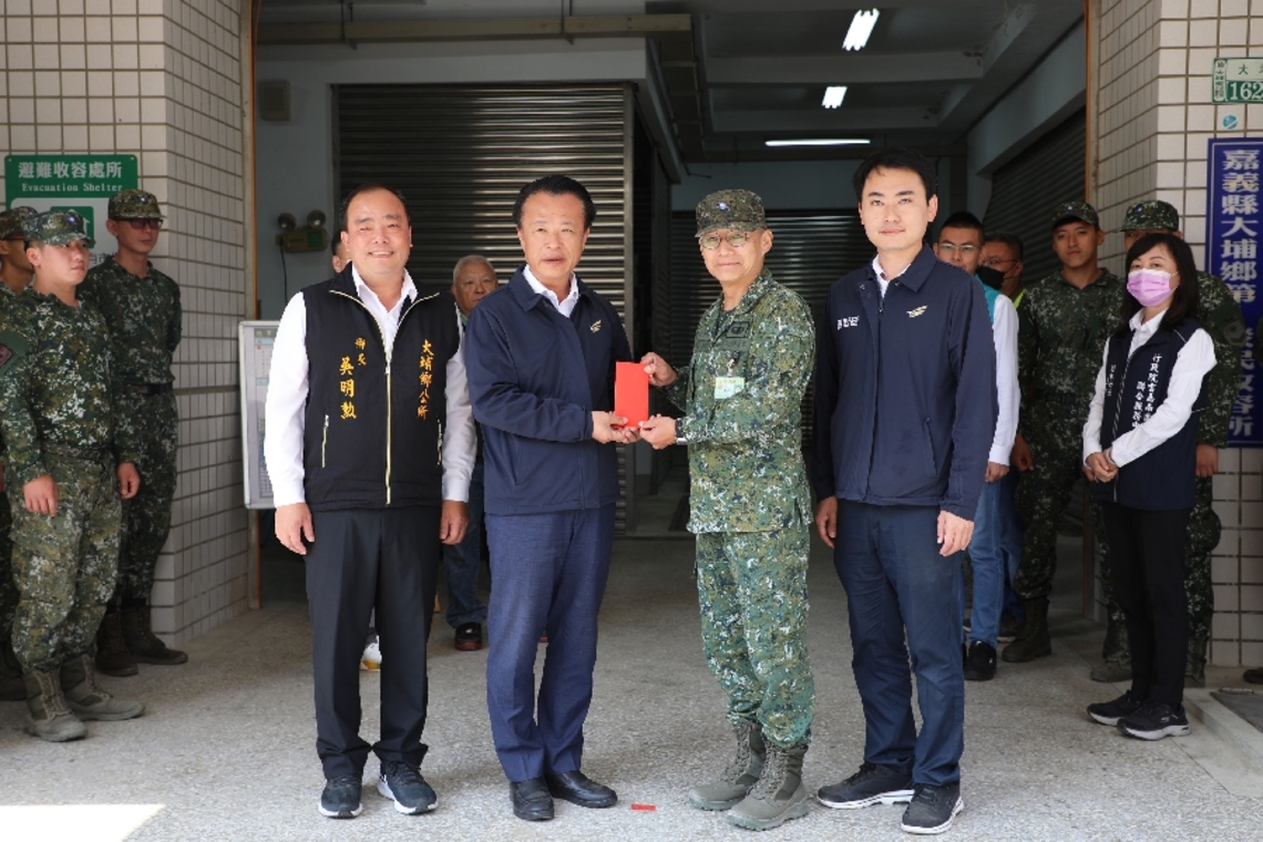 嘉義縣長翁章梁親赴大埔慰問五四工兵群 感謝國軍用不同形式守護國人