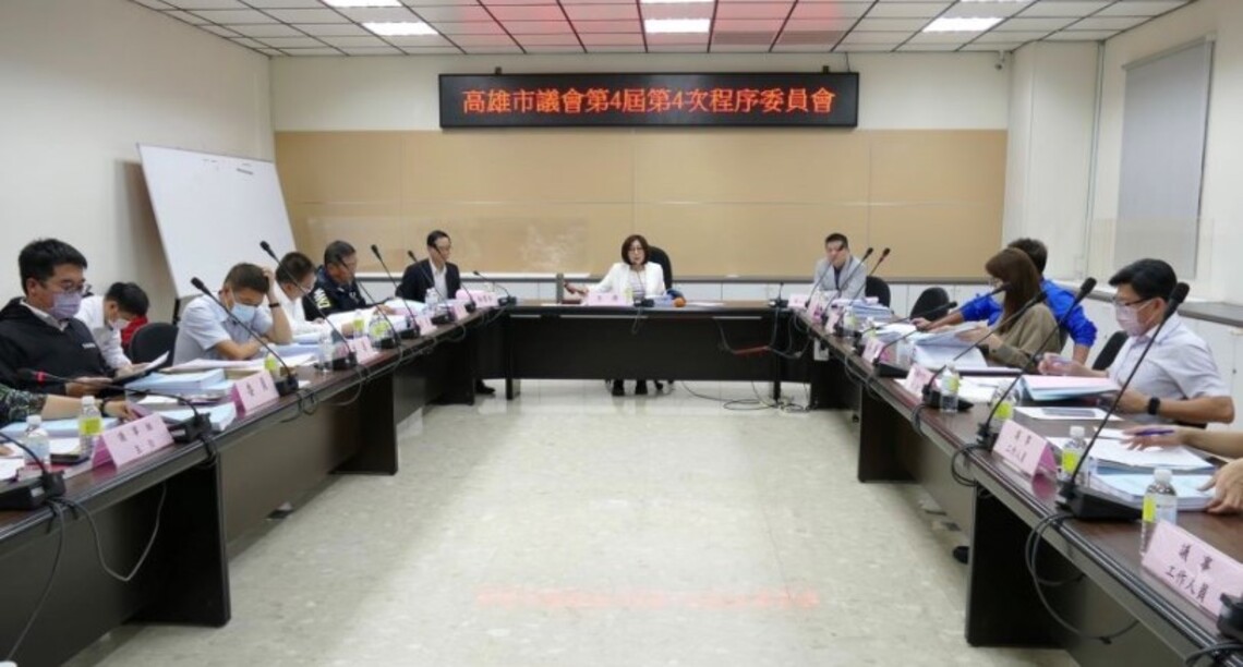 高市議會變更定期大會日程表草案  並通過市府提案上呈