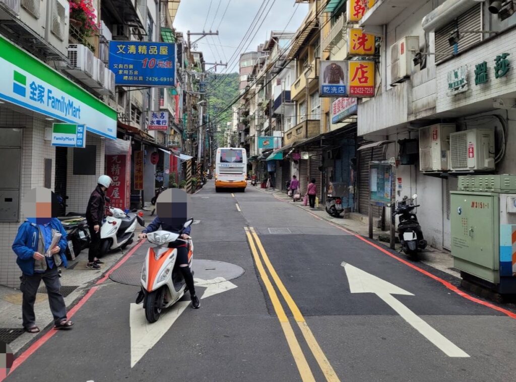 因司機非本地人不清楚該路段為無尾巷且無法迴轉。警員李建佑立即於遊覽車後方協助疏導交通，讓遊覽車慢慢倒車