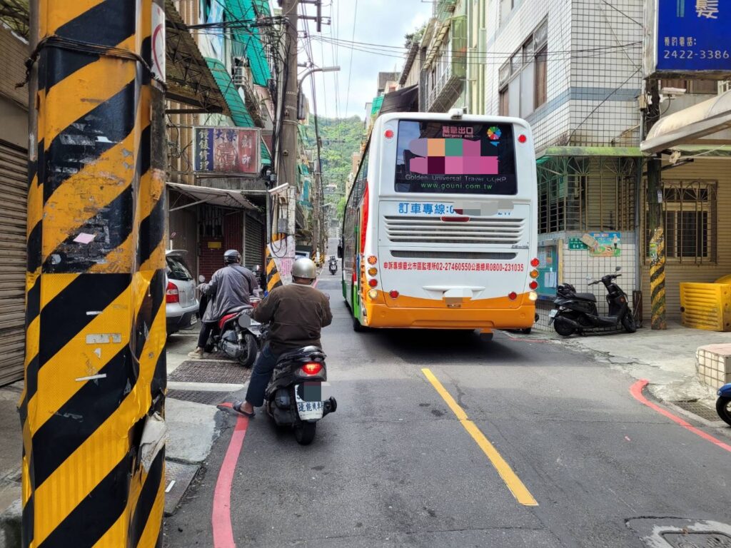 因司機非本地人不清楚該路段為無尾巷且無法迴轉。警員李建佑立即於遊覽車後方協助疏導交通，讓遊覽車慢慢倒車