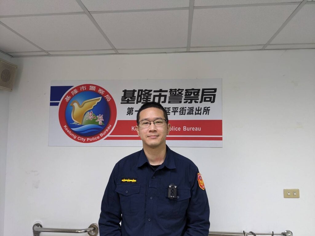 因司機非本地人不清楚該路段為無尾巷且無法迴轉。警員李建佑立即於遊覽車後方協助疏導交通，讓遊覽車慢慢倒車