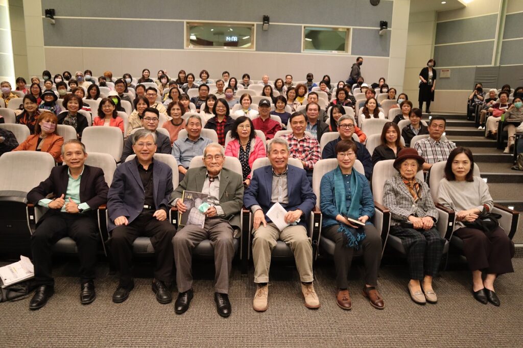 「2023臺灣藝術家經典講座-王清霜場次」與會藝術家、學者、民眾合影。藝術家王清霜(左3)、國美館廖仁義館長(左2)、工藝中心張仁吉主任(左1)、王賢民老師(左4)、江明親教授(左5)(圖/國美館提供)