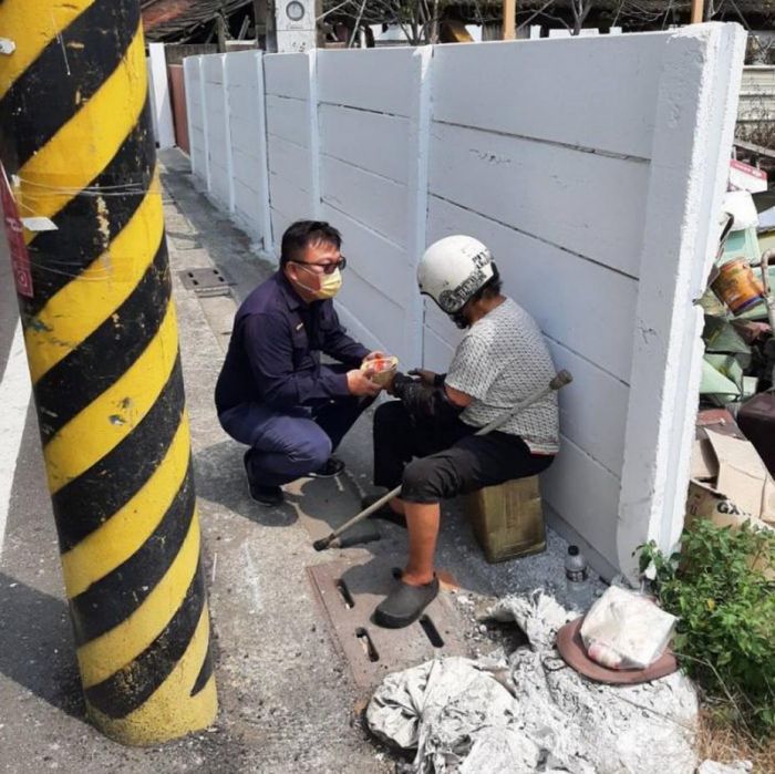 老嫗呆坐電線桿旁　員警到場關懷協助