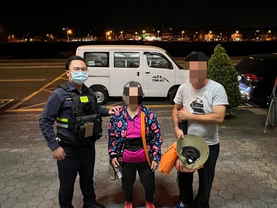 中市警霧峰分局十九甲派出所日前助超商前迷航七旬駝背老婦人平安返家。(記者林㤈輝翻攝) 