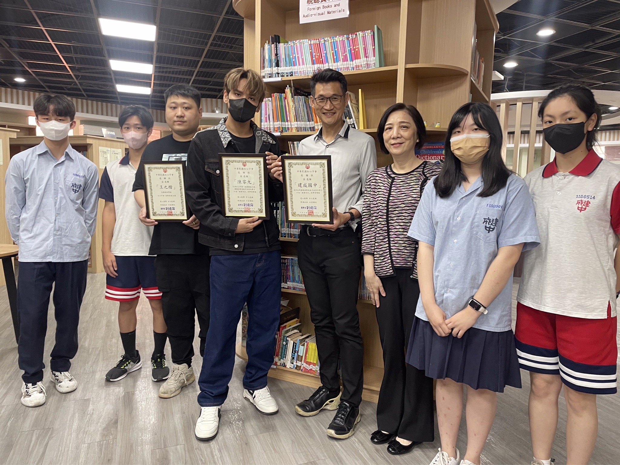 陳零九關懷弱勢家庭中的青年學子,打造「健康安全」的學習環境。 (圖/紅心字會提供)