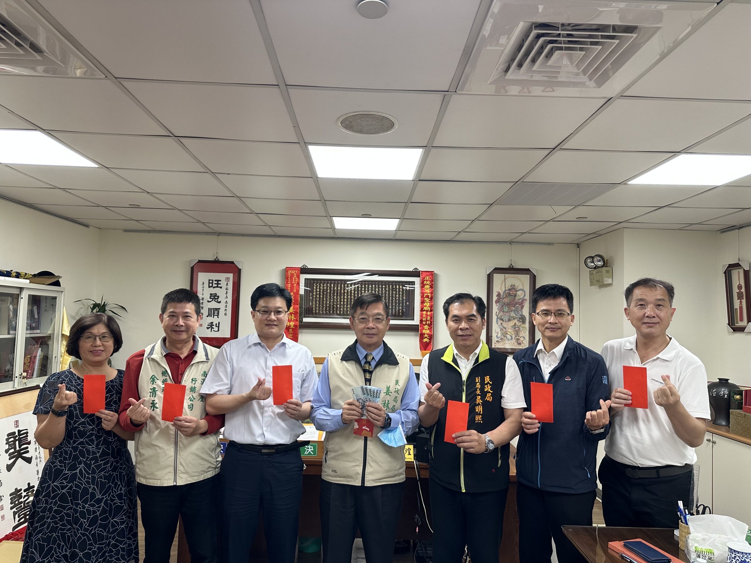 臺南市政府民政局姜淋煌局長帶頭將個人普發金額全數捐給「平民安葬專戶」(記者吳登國翻攝)