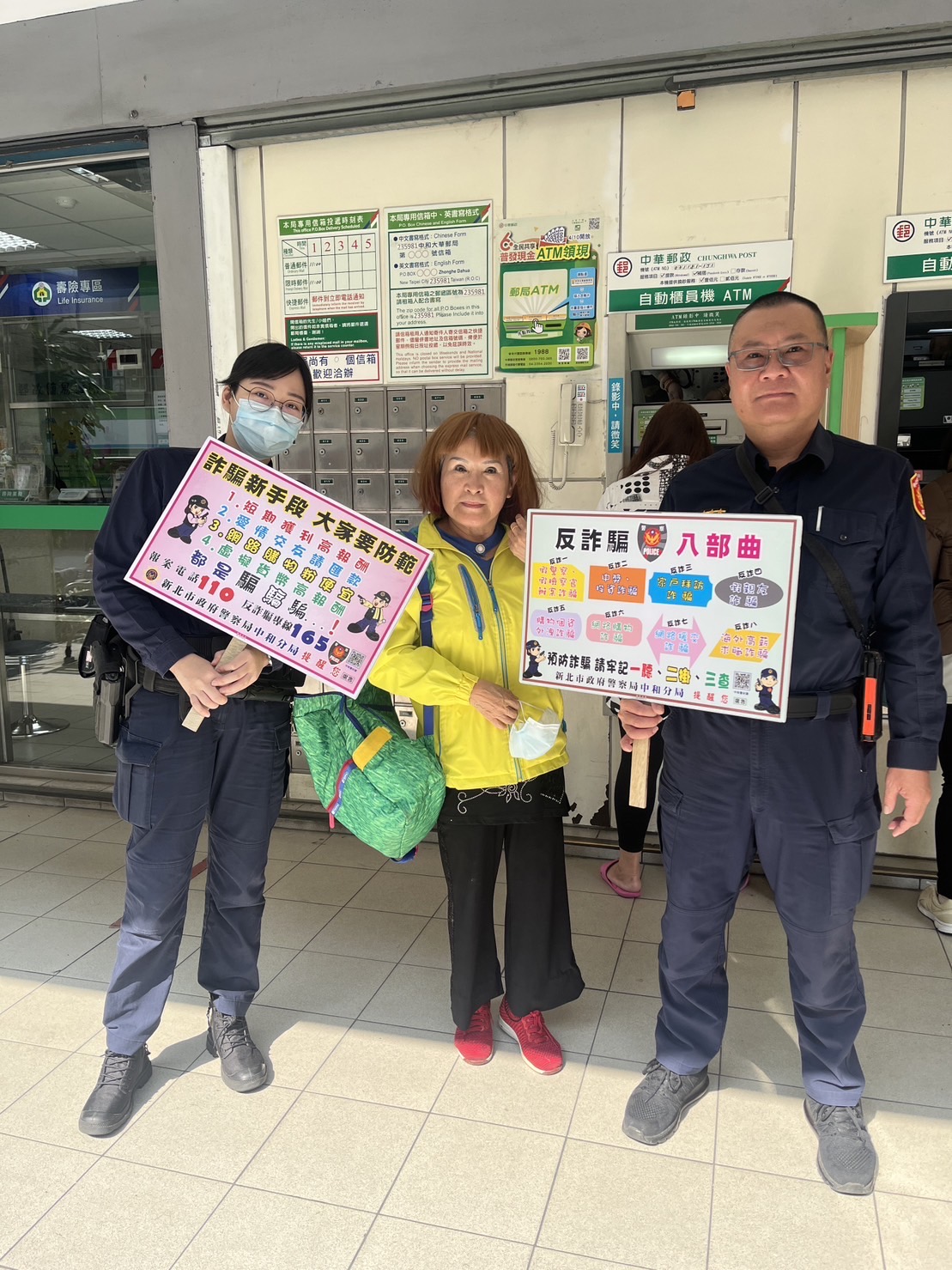 中和警藉普發6000宣導詐騙手法。(記者徐煜勝翻攝)