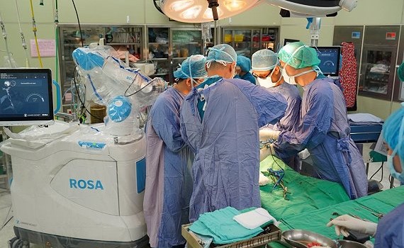 膝蓋僵硬疼痛　ROSA機器人手臂手術3天即復工