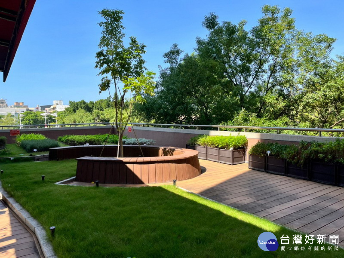 ▲綠屋頂補助案 (高雄市立空中大學-空中香草花園)。（圖／記者 許高祥 翻攝）