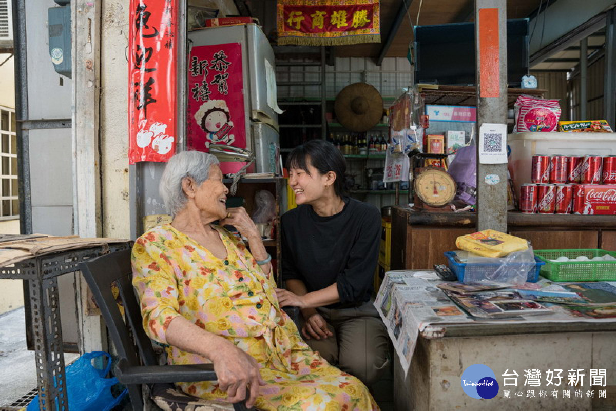▲李珮瑜自幼與阿嬤感情深厚,透過創作守護阿嬤的柑仔店。(圖/記者 許高祥 翻攝)