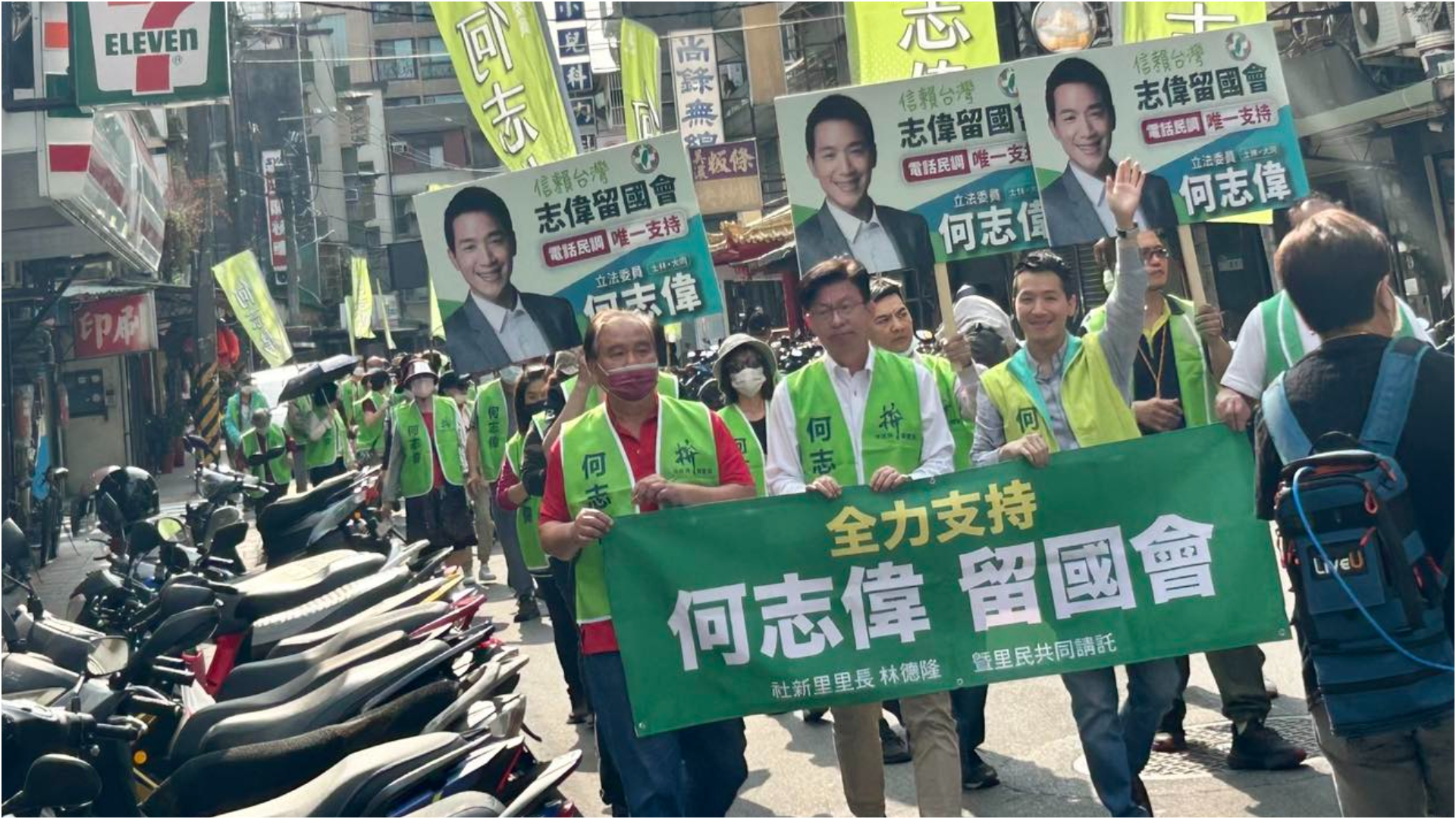 民進黨內超過1人登記的立委選區，11日協調不成將於17日進行民調順序抽籤。圖為立委何志偉面臨議員王世堅挑戰，10日在街頭拜票。翻攝何志偉臉書