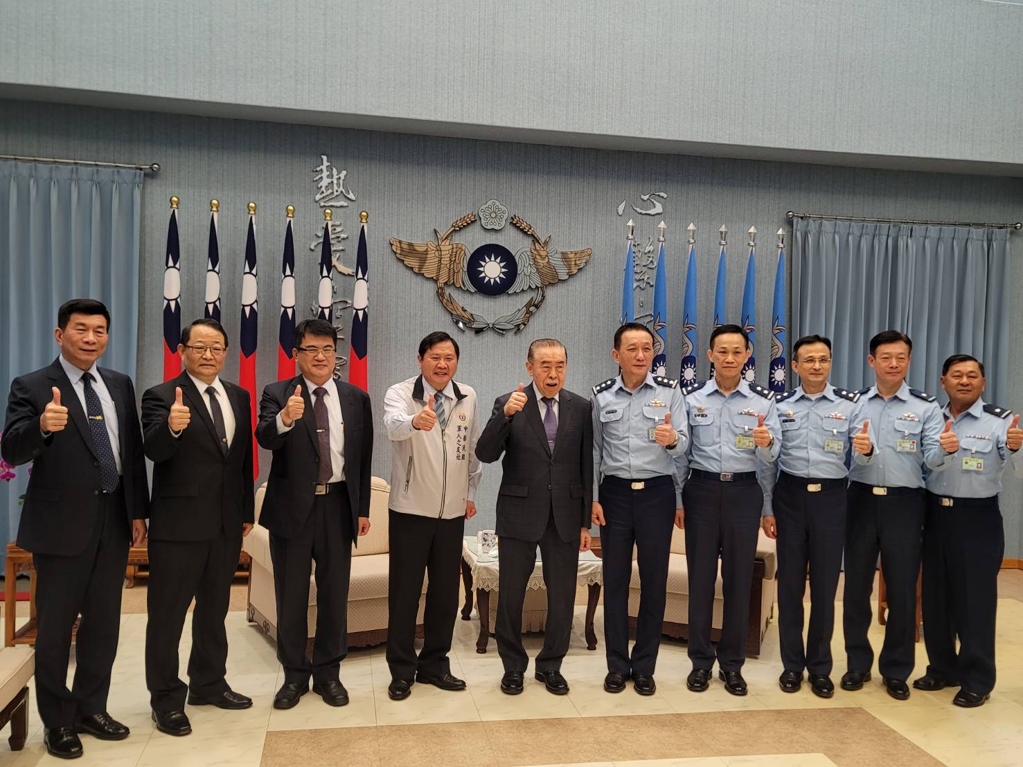 中共圍台軍演恫嚇台灣,軍友社榮譽理事長李棟樑特別率團感謝官兵戮力守護家園。王烱華攝