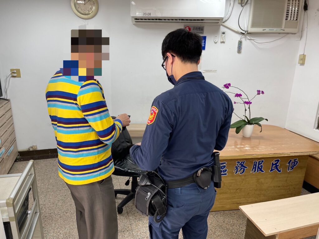 基隆市警察局第一分局延平街派出所警員陳志宇教導民眾如何防詐騙
