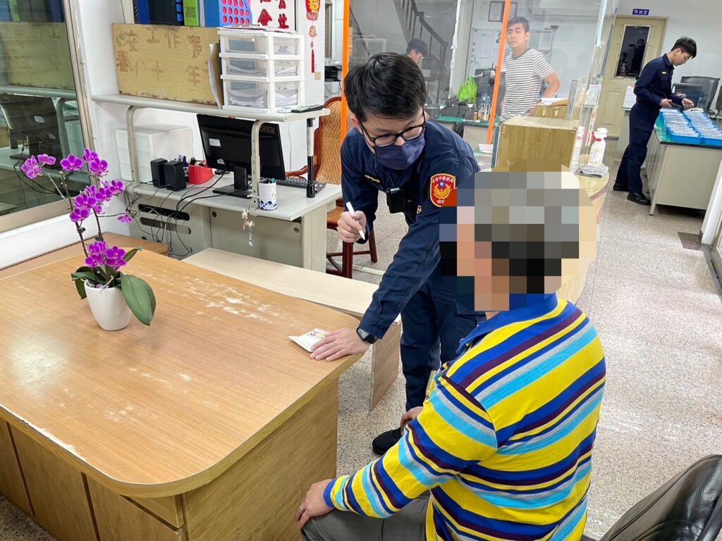 基隆市警察局第一分局延平街派出所警員陳志宇教導民眾如何防詐騙