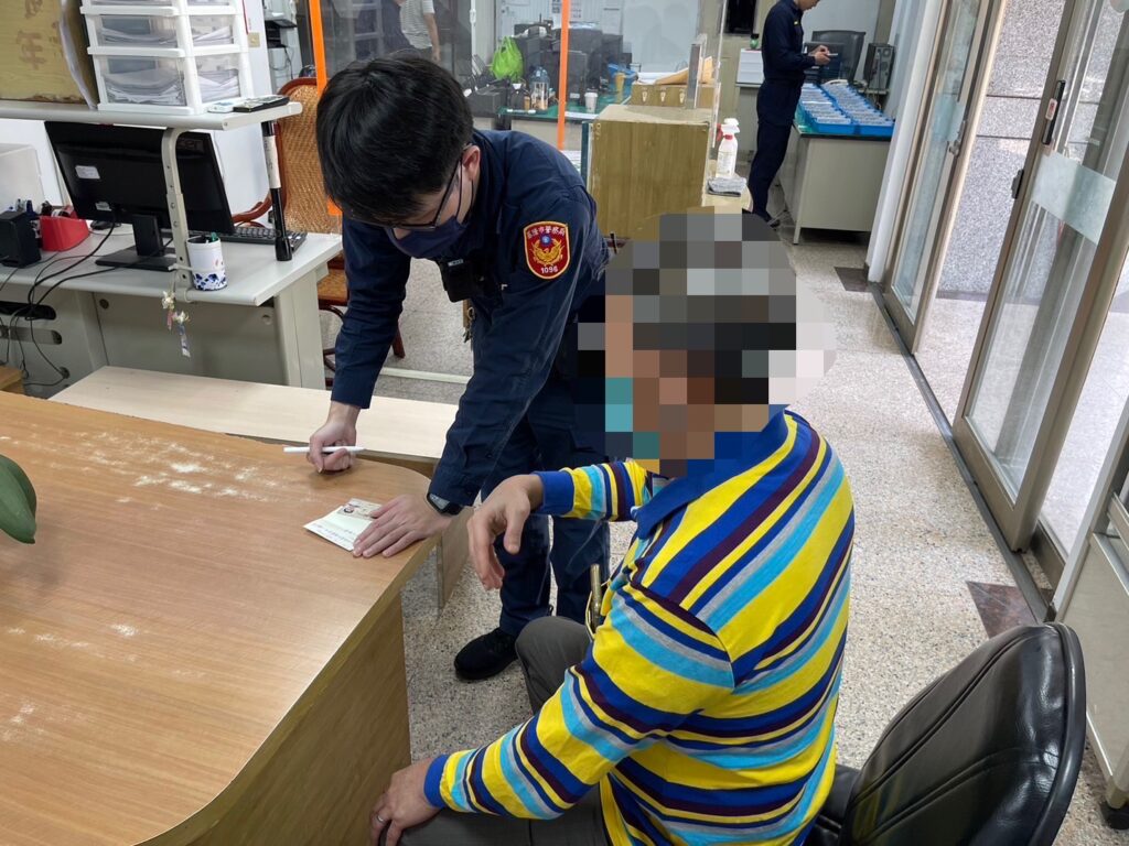基隆市警察局第一分局延平街派出所警員陳志宇教導民眾如何防詐騙