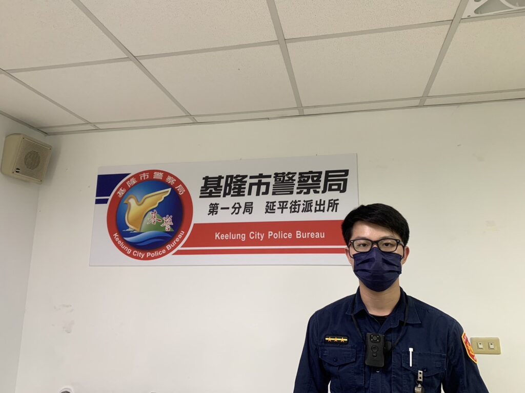 基隆市警察局第一分局延平街派出所警員陳志宇教導民眾如何防詐騙