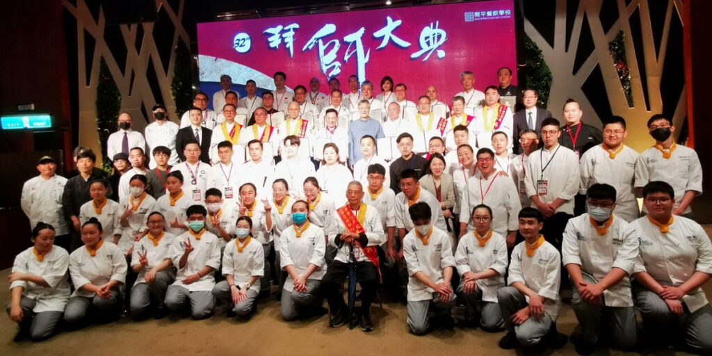 逾60位餐飲名師、開平餐飲優秀校友一同參與第32屆開平餐飲拜師大典。