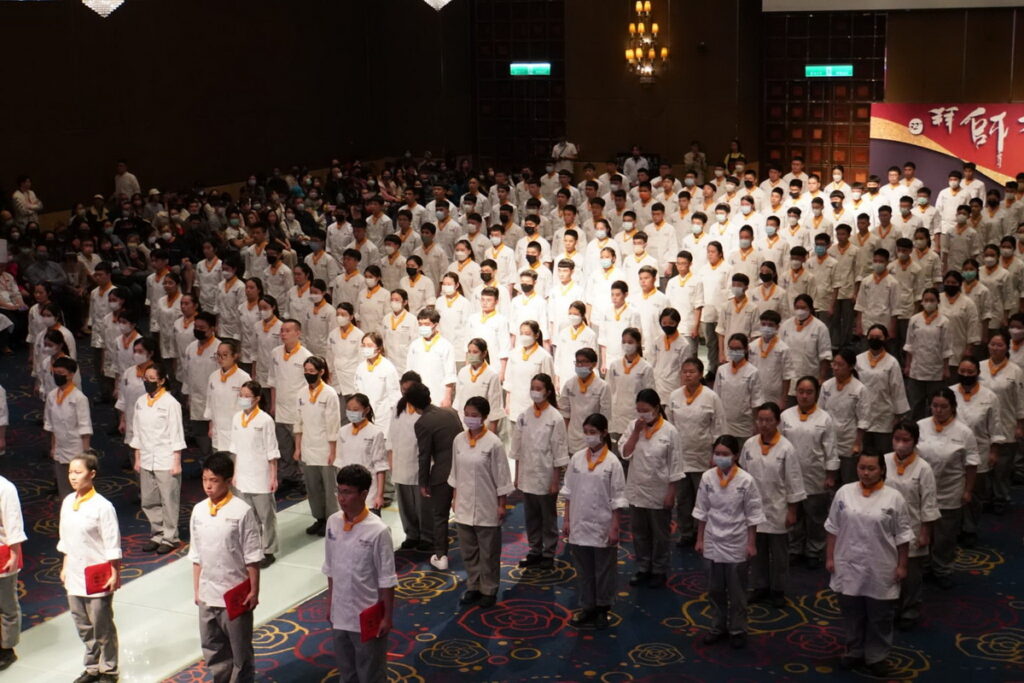 開平餐飲114年班200多名學生宣誓進入餐飲業，場面震撼。開平餐飲學校/提供