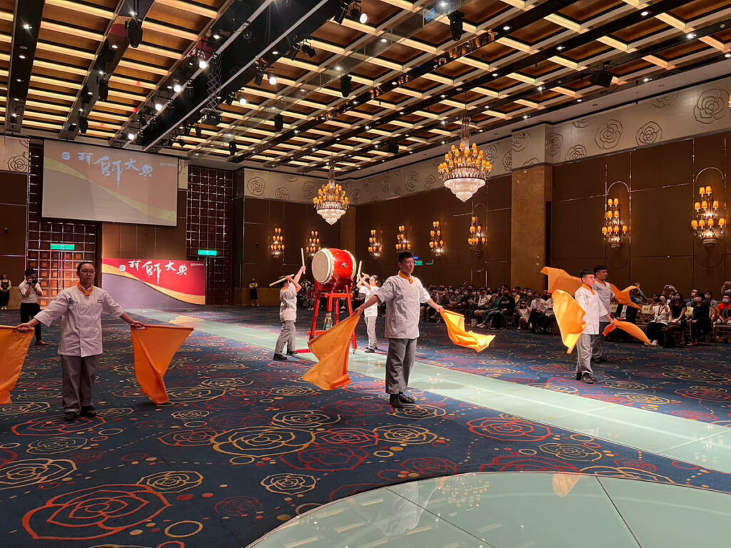 開平餐飲32屆拜師大典表演隊擊鼓舞旗，開場精彩紛呈。開平餐飲學校/提供