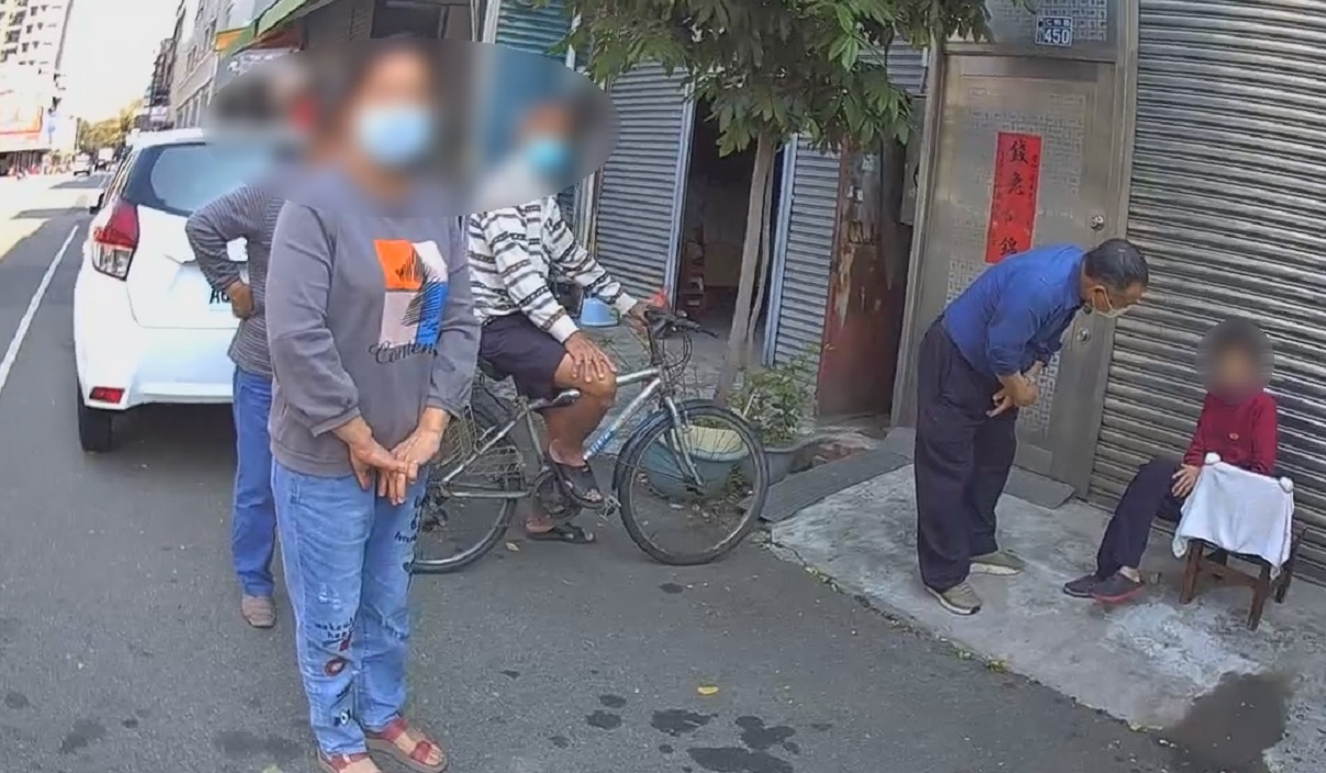 ▲ 陌生阿嬤迷路街頭,街坊鄰居全動員,共助生面孔阿嬤返家 (圖/台中市警察局 提供)