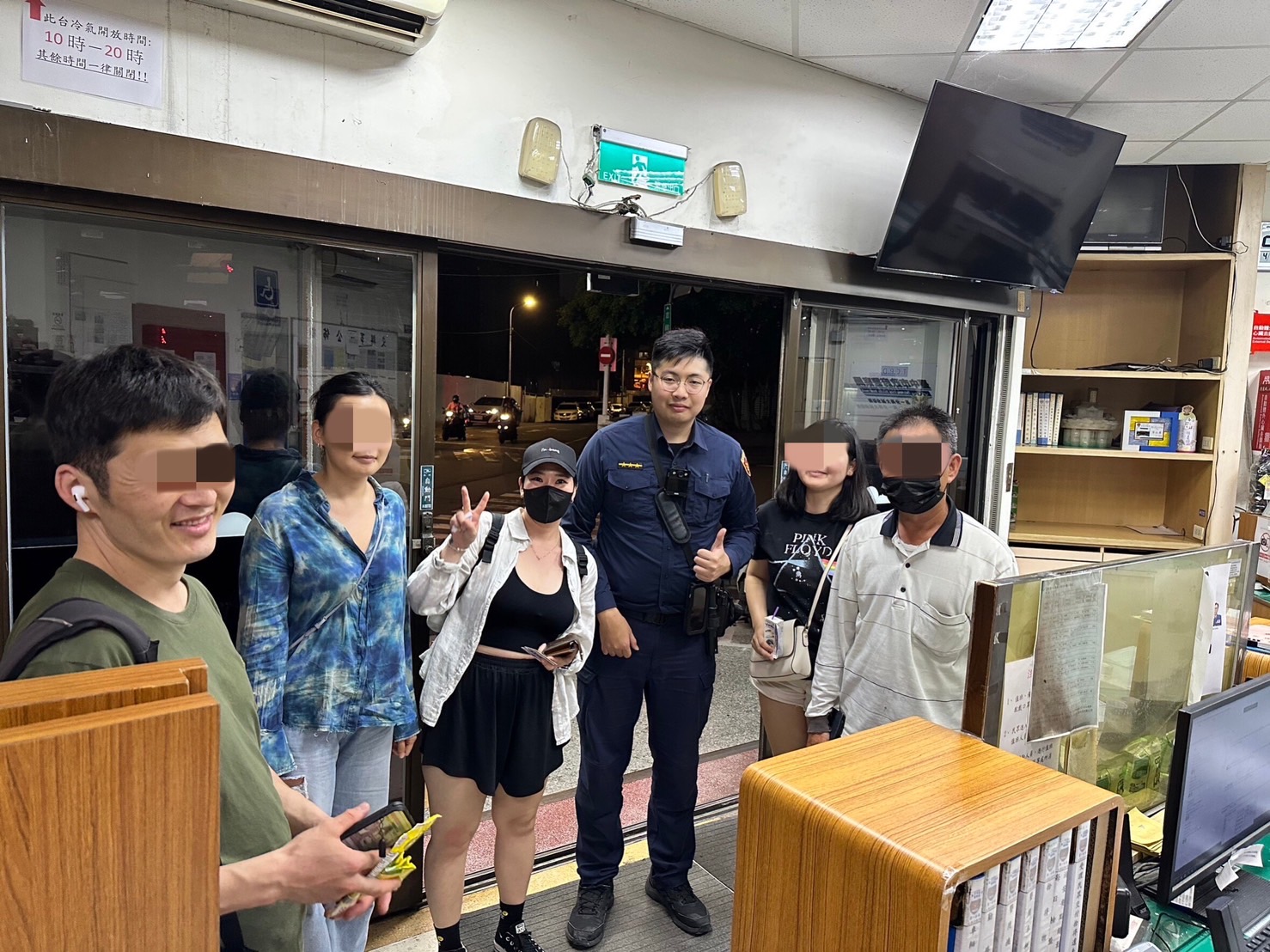 ▲ 韓籍女子不慎將皮夾遺落計程車上,員警15分鐘迅速尋回 (圖/台中市警察局 提供)