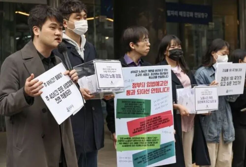 3月24日,由韓國年輕工人組成的工會“青年聯合會”發表了反對政府工作時間改革的聲音 / 青年聯盟