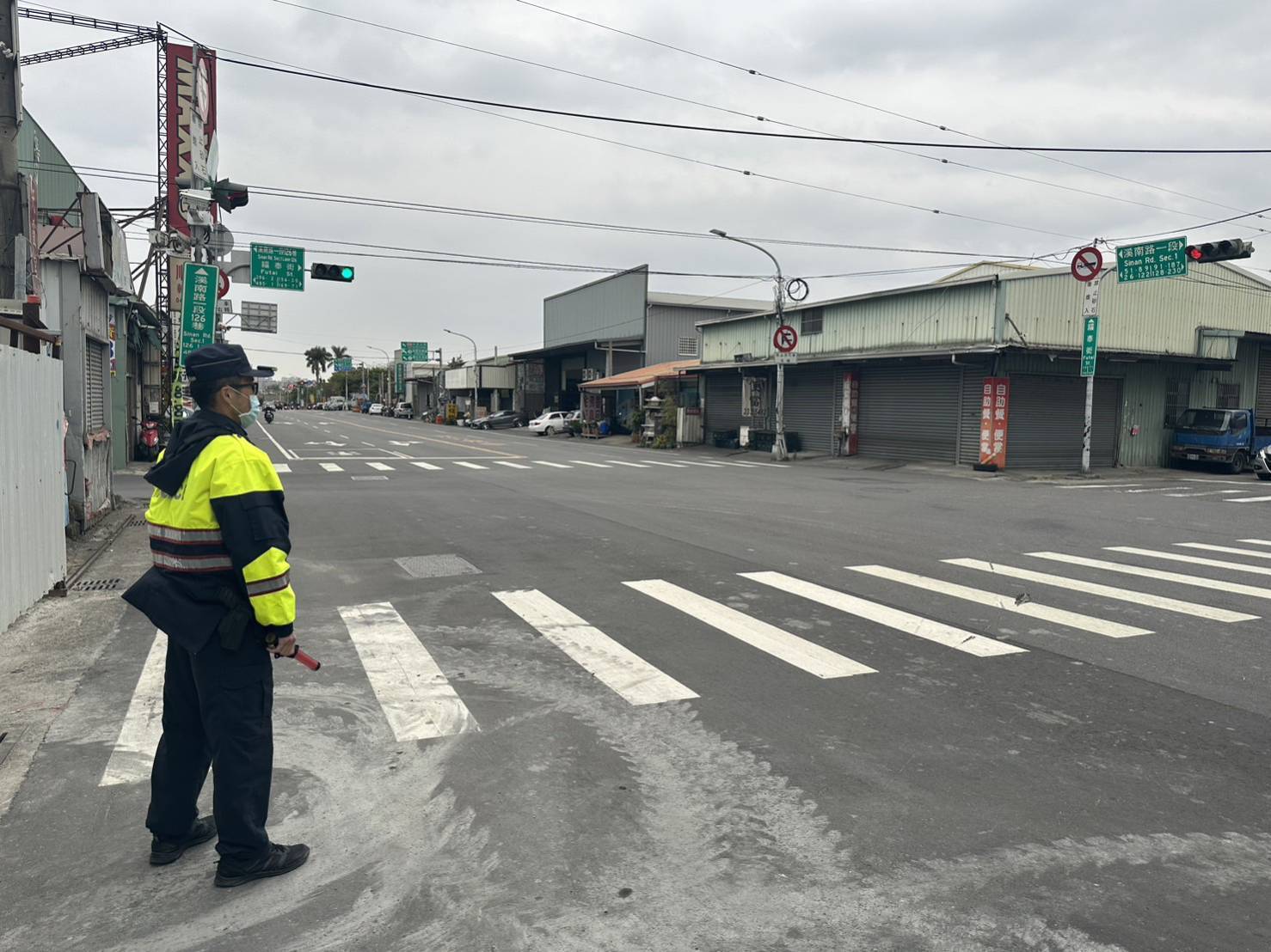 中市警烏日分局從3月13日起四週強勢大執法,總計開出了「未禮讓行人」413件罰單。(圖/記者林㤈輝翻攝)