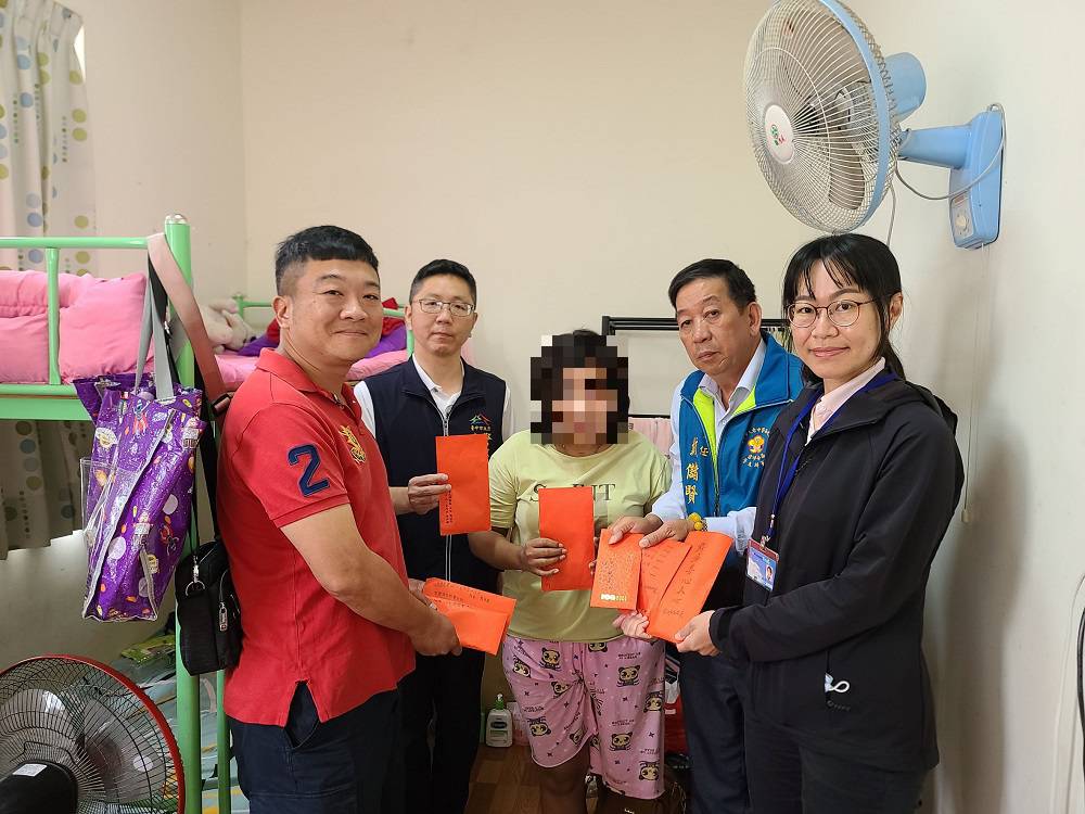 中市警霧峰分局日前會四德警友站長王承緯等一同致贈急難救助金予印尼移工並表達慰問之意。(記者林㤈輝翻攝) 