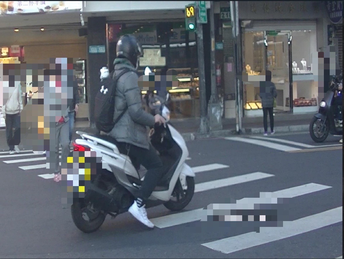 中和警針對行車未禮讓行人加強取締。(記者徐煜勝翻攝)