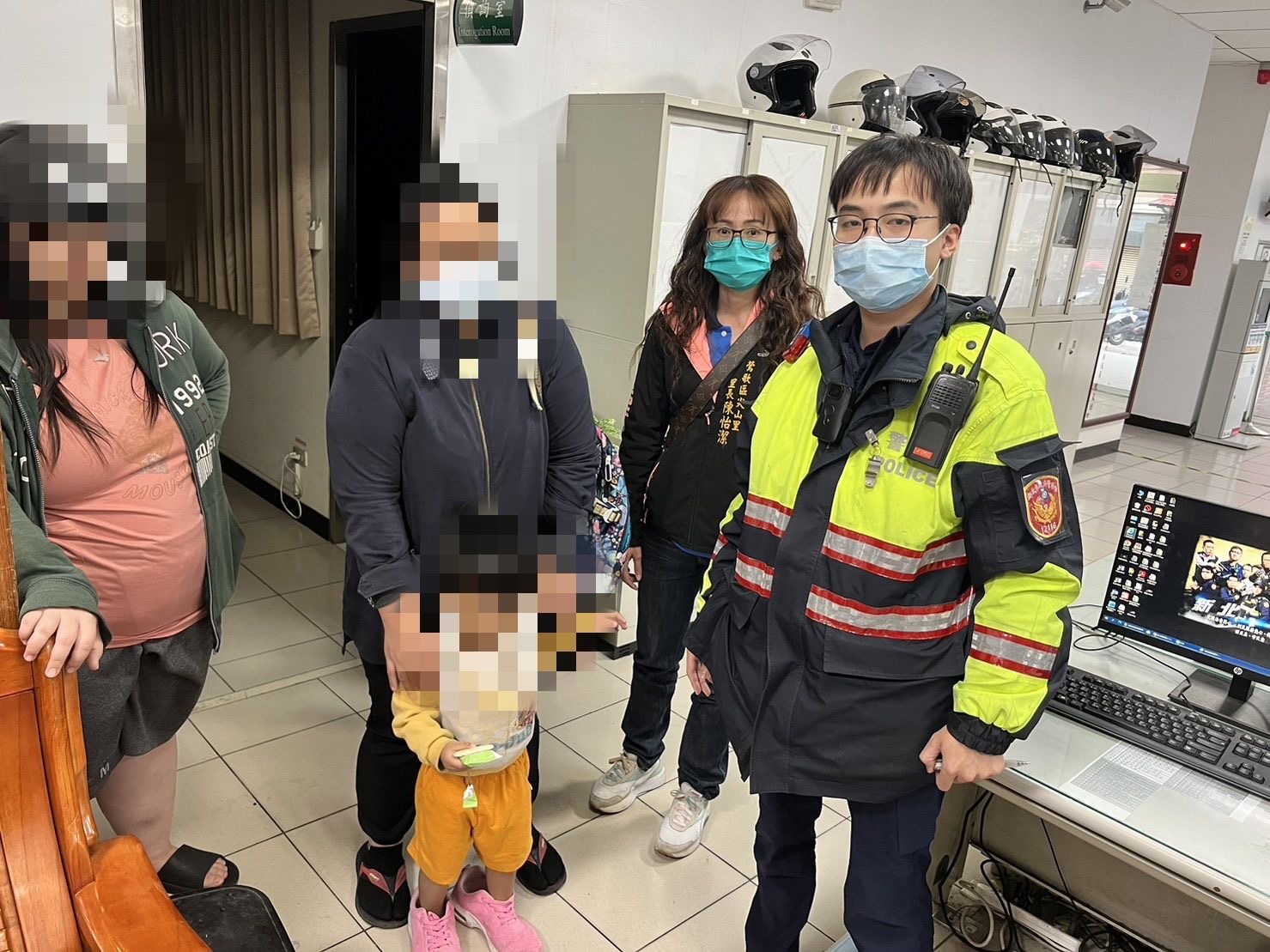 三峽警方協助男童家人找到小孩。(記者徐煜勝翻攝)