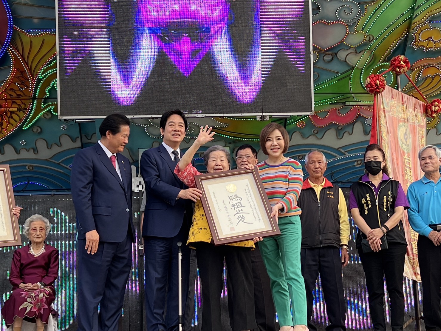 ▲高雄市長陳其邁以地主身份陪同賴清德副總統出席『台灣媽祖聯誼會第47次會員大會』宗教盛事,並舉辦『人間媽祖志工獎』公開表揚!副總統賴清德說他也是媽祖的信徒,並藉由宗教活動,代表總統蔡英文跟大家致意。 (圖/東海龍門天聖宮 提供)