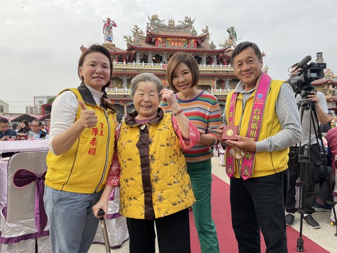 ▲台灣媽祖聯誼會秘書長于美人(右二)說:這麼多宮廟評選要得這個獎真的不容易,蘇片阿嬤(左二)服務媽祖娘娘42年,實至名歸。左一為東海龍門天聖宮宮主陳柔嫻,右一為東海龍門天聖宮主委陳錦鋒。 (圖/東海龍門天聖宮 提供)