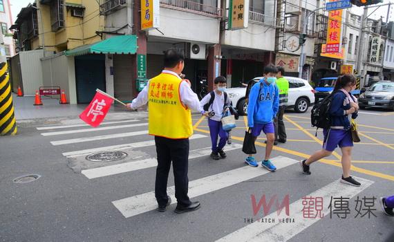 縣議員鄭俊雄顧門口當導護一站23年 數萬校友力推田中國小最美風景