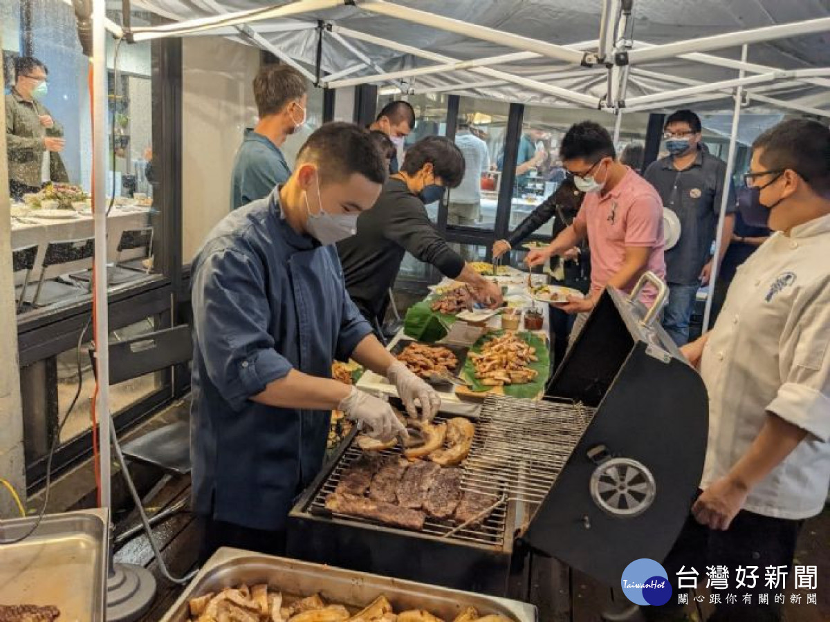 桃園市政府環保局鼓勵民眾運用廚師料理手法結合桃園在地食材,創造「美味食譜」與「創意教案」。