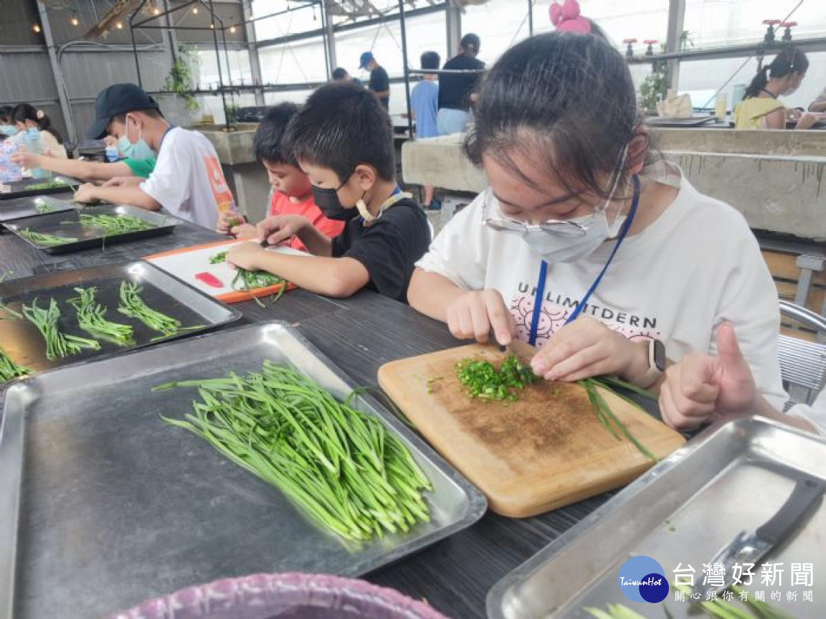 桃園市政府環保局鼓勵民眾運用廚師料理手法結合桃園在地食材,創造「美味食譜」與「創意教案」。<br /><br /> <br /><br />
