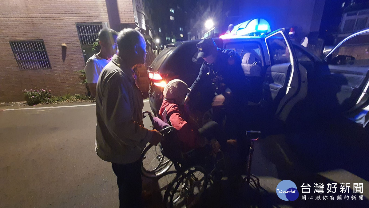 老婦電動車拋錨路中，員警援助平安返家。