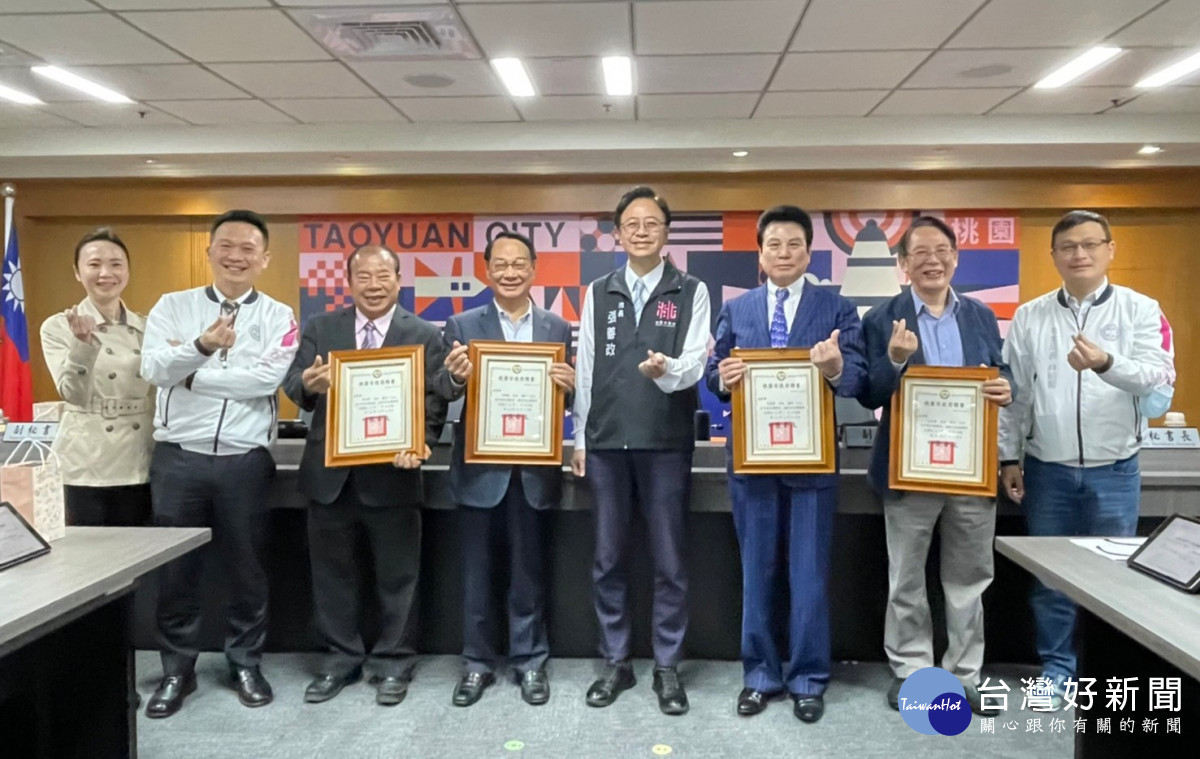 桃園市長張善政於市政會議頒發世界客家博覽會海內外社團顧問(左3黃茂實，左4呂學樟，右3范成連，右2丘尚英)聘書及介紹世客博發言人-陳曉卿(左1)。