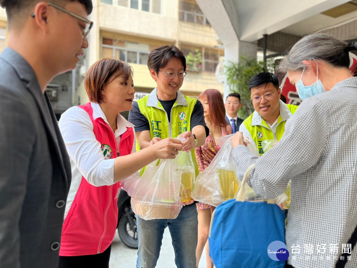 連三霸的中六區立委參選人江肇國長期關懷弱勢,今天跟東南區市議員陳雅惠一起發送便當幫助弱勢。中六區立委參選人江肇國提供