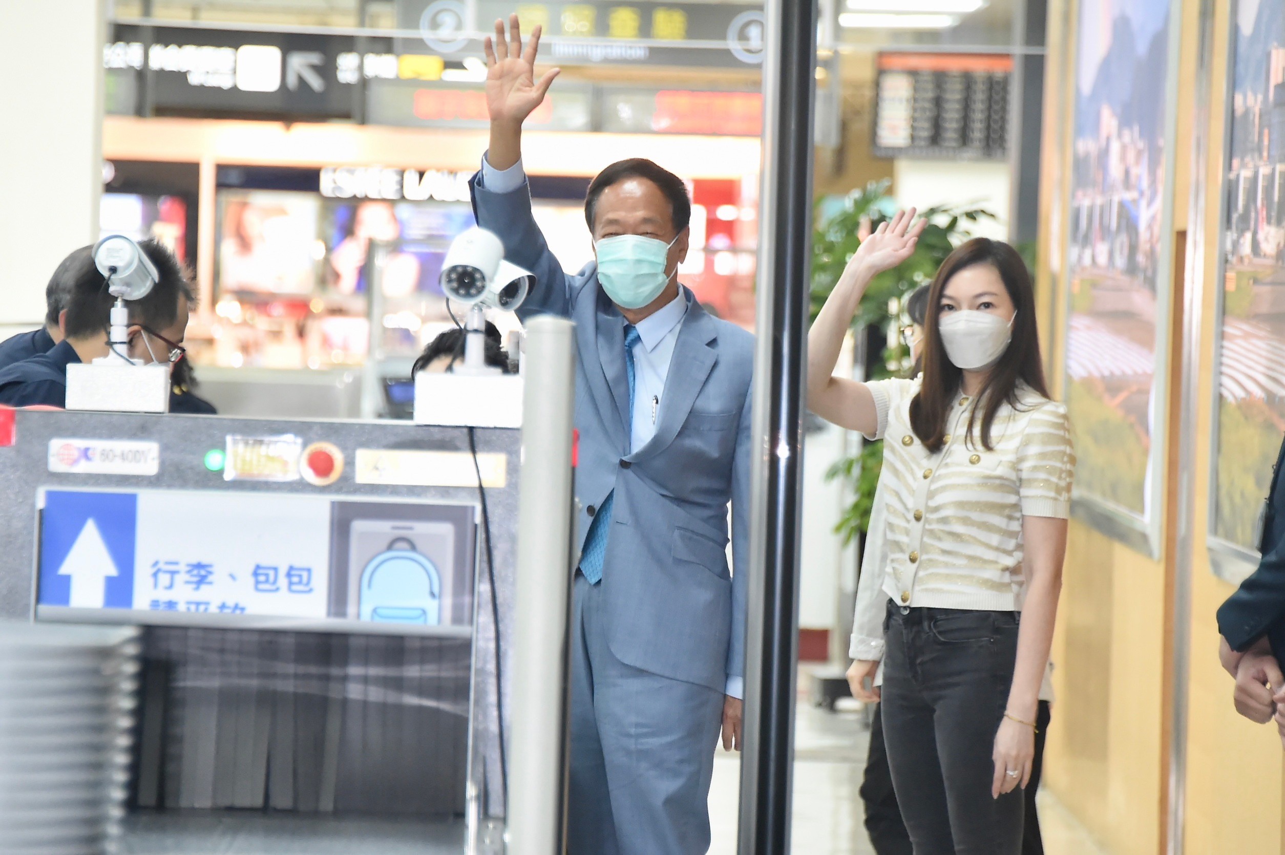 郭台銘偕妻曾馨瑩12日訪日。林啟弘攝