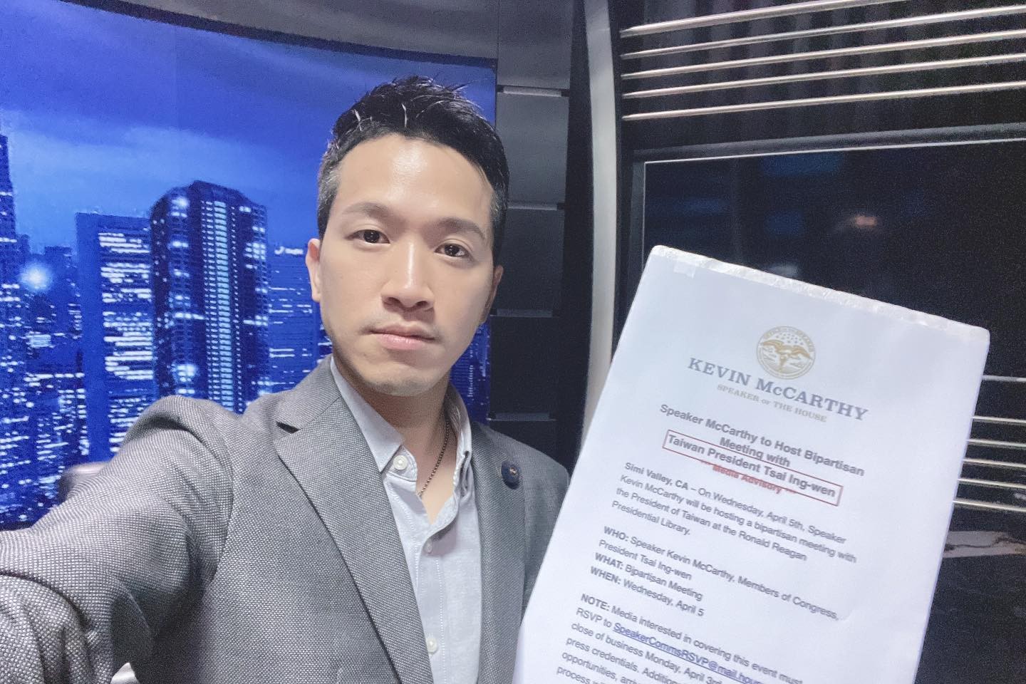 民進黨立委何志偉遭中常委黃承國暗酸是「大金牛」。翻攝何志偉臉書