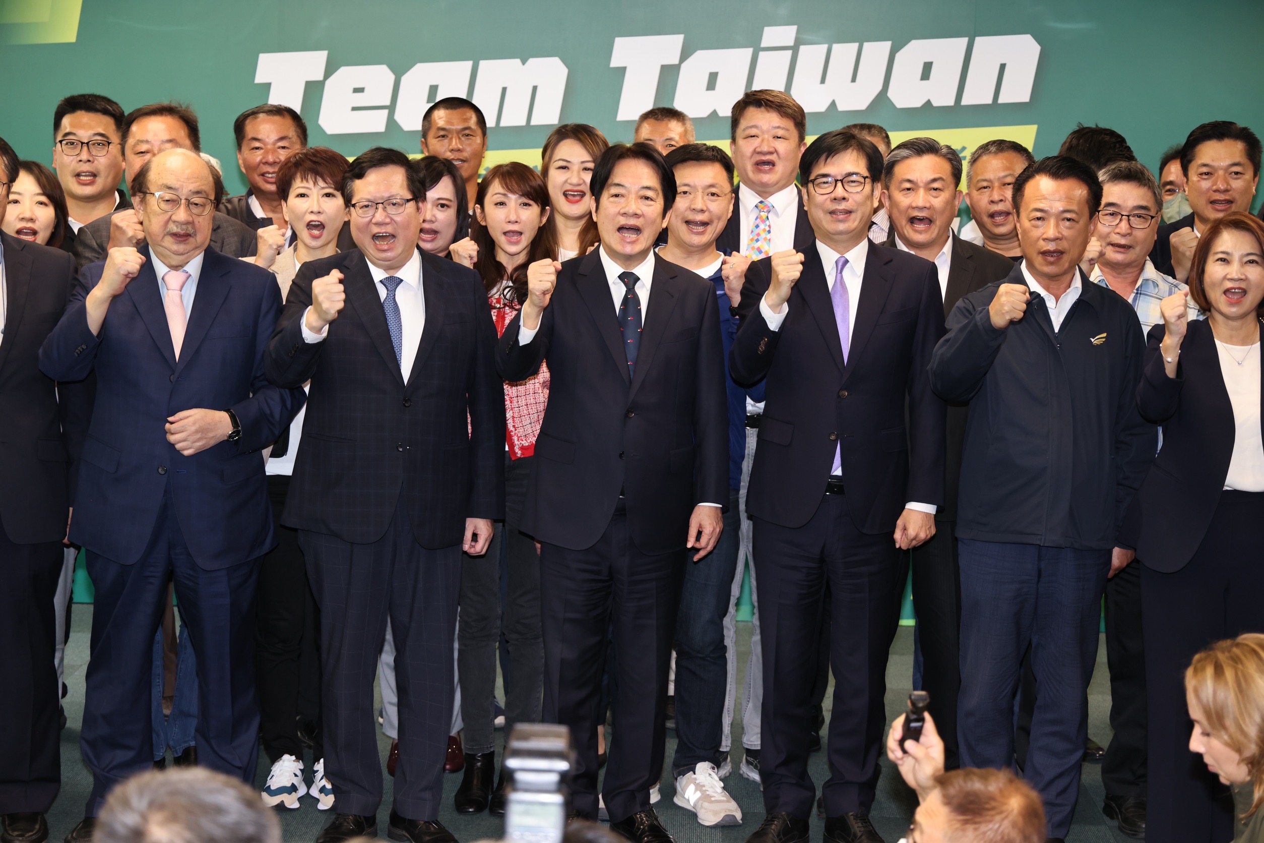 民進黨正式提名賴清德參選2024總統,會後中常執委齊喊挺台灣。林啟弘攝