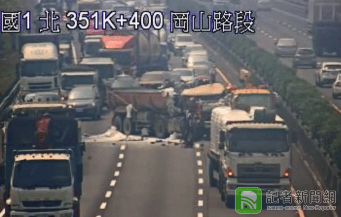 國道一號北上351.4公里發生大貨車與砂石車追撞事故 造成國道嚴重塞車