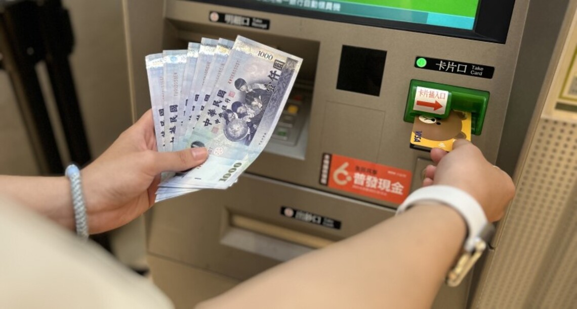 全民普發6000百貨ATM即領即用!義享時尚廣場再祭出10%加碼,全館滿3,000送300!
