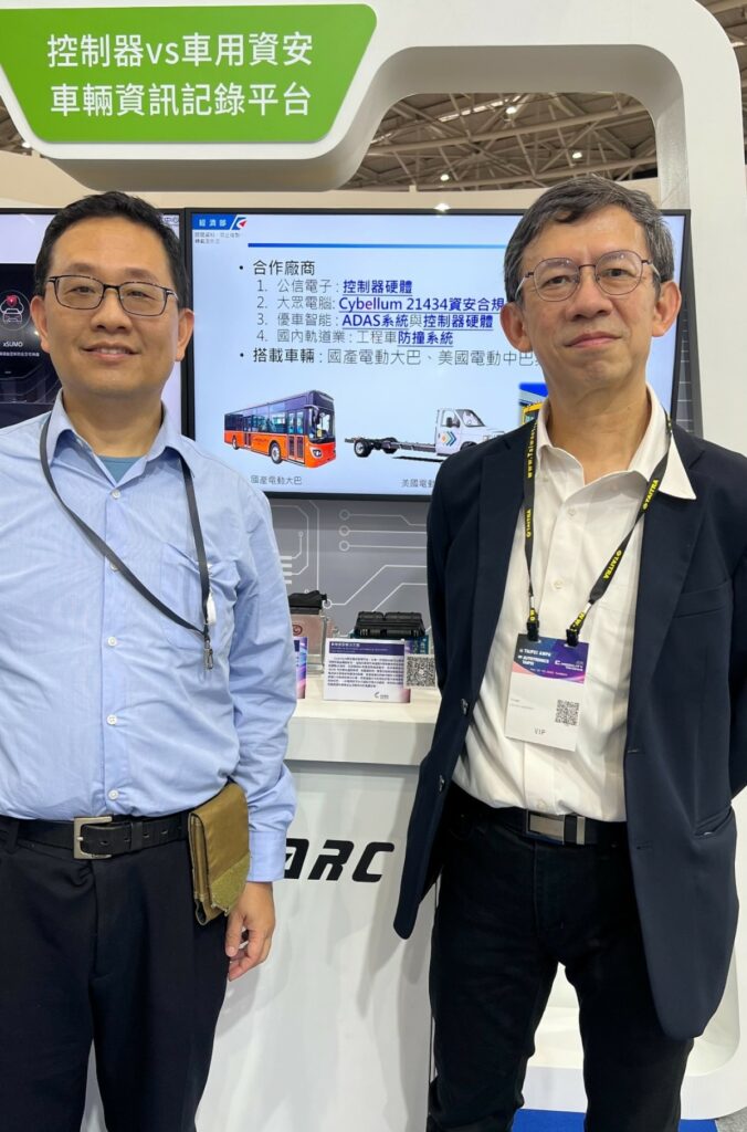 大眾電腦與ARTC合作推動高度整合車輛控制計畫,今於台灣國際智慧移動展展出。(右)為ARTC研究發展處總監鄧萬鈞,(左)為大眾電腦產品經理林海光。