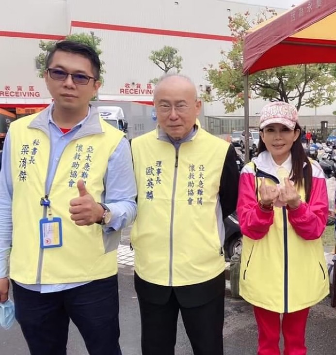 中華民國亞太急難關懷救助協會秘書長梁淯傑(左一)、理事長歐英麟(中)、創辦人盧宜鈴(右一)。