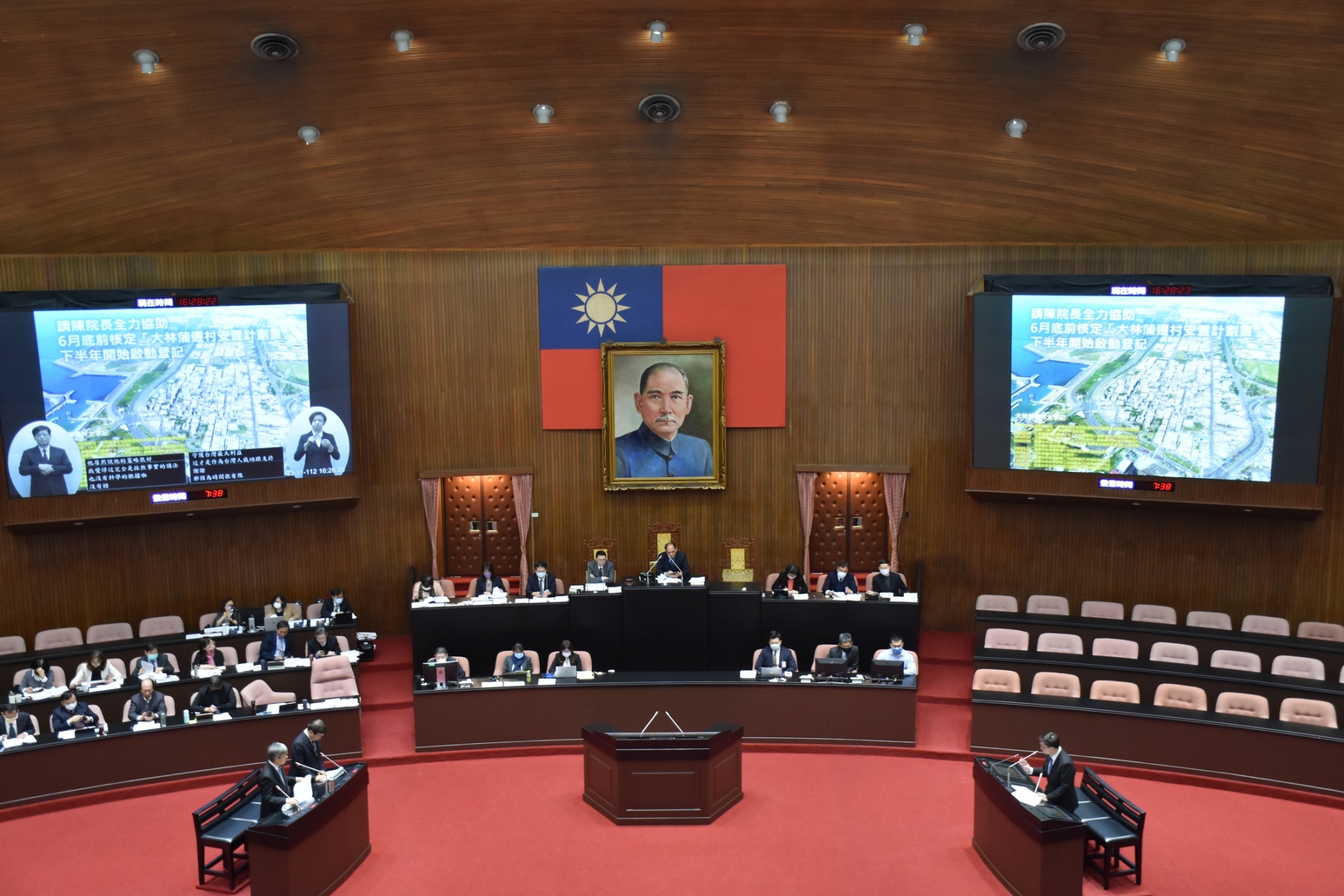 立委賴瑞隆31日在立法院院會總質詢,要求陳建仁院長能加速推動,高雄市政府如在四月底前完成計畫修正的彙整,行政院能加速作業,在6月底前完成「大林蒲遷村安置計畫書」核定。(記者翁約博翻攝)