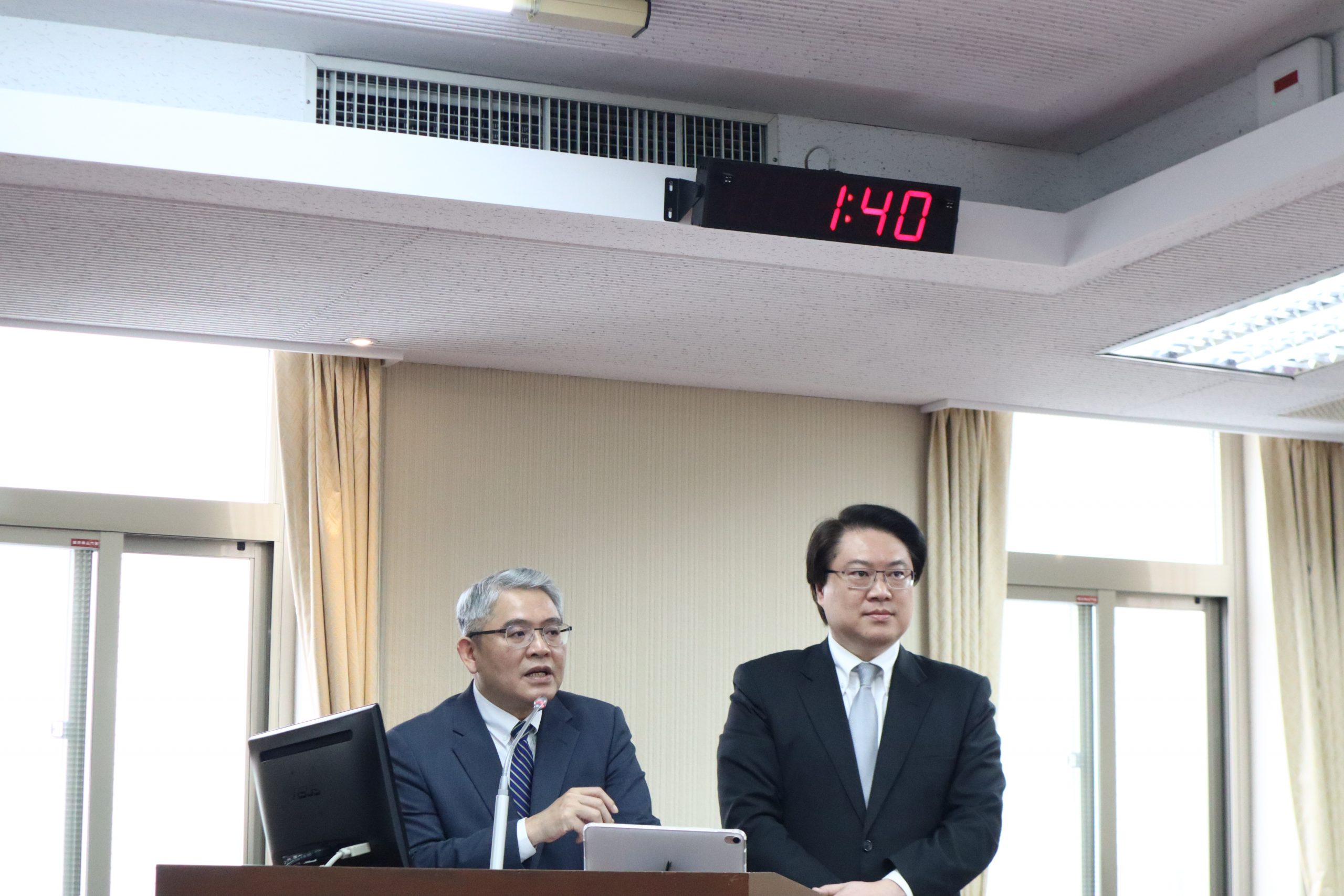 部長林右昌表示,政府希望社會住宅的推動,是由中央及地方協作,讓地方政府有能力興辦,而不是上對下的關係。(圖/羅美玲國會辦公室提供)