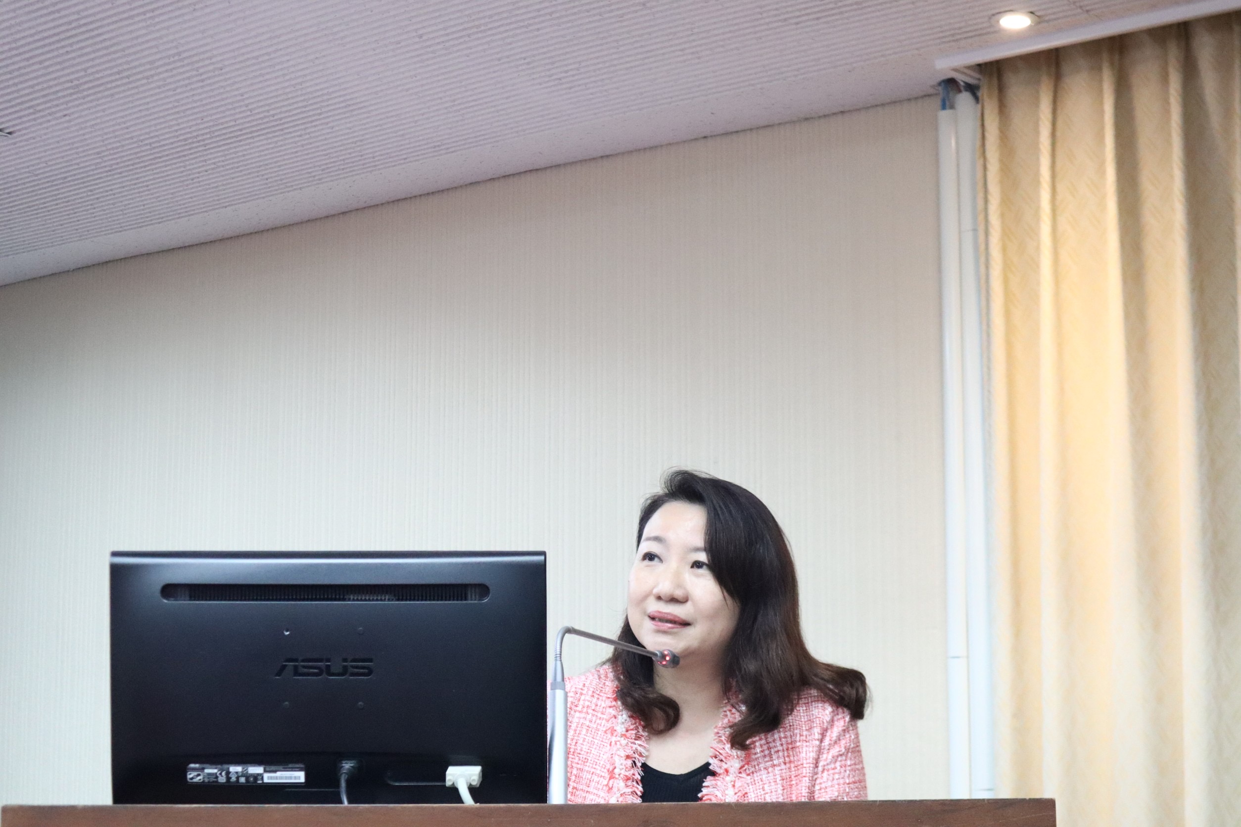 立委羅美玲於內政委員會質詢有關社會住宅遭住戶反映的各項缺失。(圖/羅美玲國會辦公室提供)